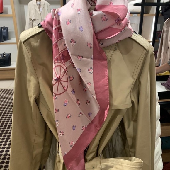 NWT COACH Large scarf Flower Carriage pattern 87x89cm 100% Silk - Picture 7 of 8